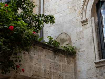 Sarebbe tutto se non ci accorgessimo, sul lato di destra del ponticello, della presenza di un piccolo archetto murato. Chiss�, forse � proprio il passaggio attraverso cui il �Romeo barese� raggiunse finalmente la sua amata, in una �meravigliosa� notte di cinquecento anni fa. 